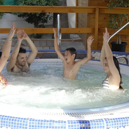 Parque de Campismo & Oasis 4*